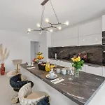 6 Bedroom Stunning In Hébergement de vacances