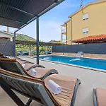 Holiday home 6 Bedroom Stunning In