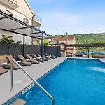 6 Bedroom Stunning In Hébergement de vacances