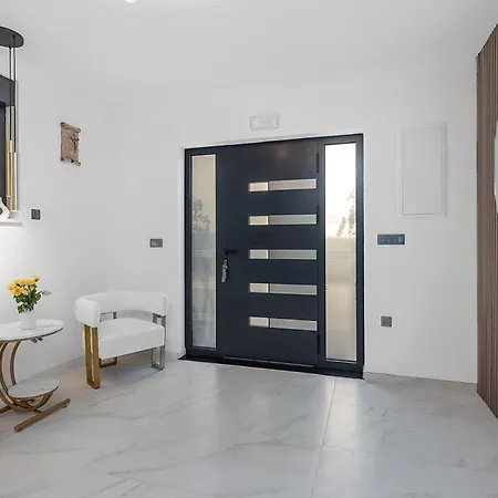 Holiday home 6 Bedroom Stunning In