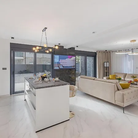 Beautiful In With Kitchen *