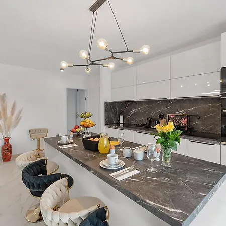 Beautiful In With Kitchen Holiday home