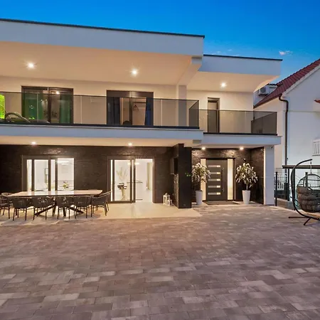 6 Bedroom Stunning In Holiday home *