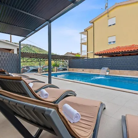 Holiday home 6 Bedroom Stunning In