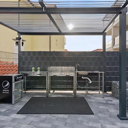 6 Bedroom Stunning In Hébergement de vacances *