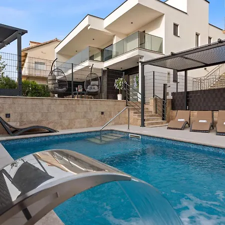 6 Bedroom Stunning In *