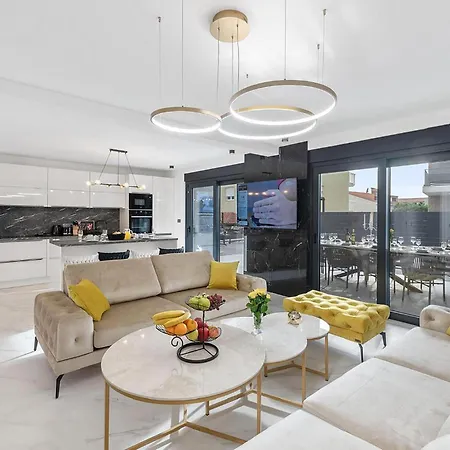 Beautiful In With Kitchen Podglavica