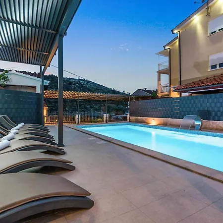 6 Bedroom Stunning In Holiday home Podglavica