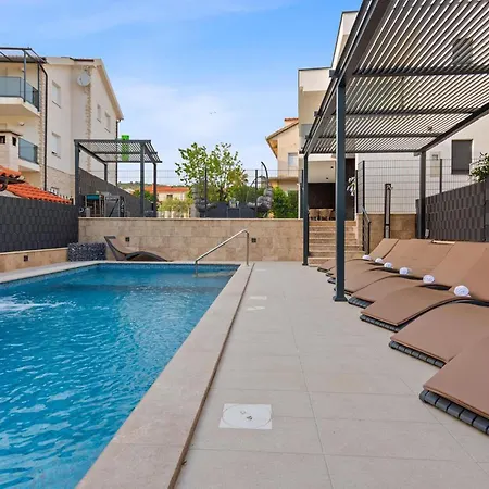 6 Bedroom Stunning In *