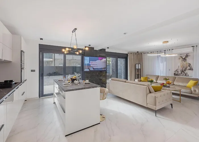 6 Bedroom Stunning In *