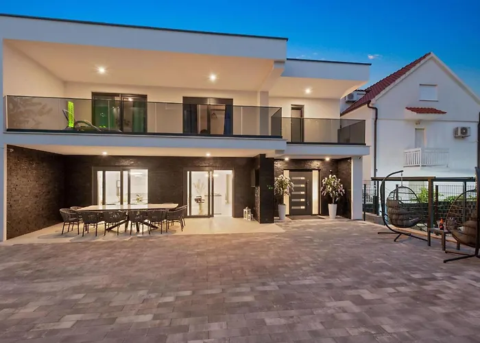 6 Bedroom Stunning In Hébergement de vacances *