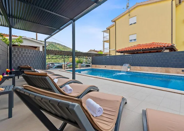 בית נופש 6 Bedroom Stunning In