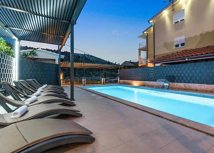 6 Bedroom Stunning In Hébergement de vacances Podglavica