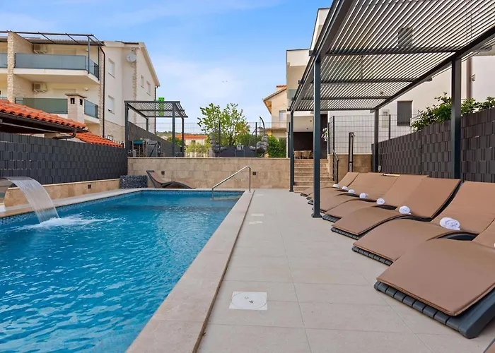 6 Bedroom Stunning In *