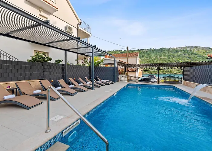 6 Bedroom Stunning In Hébergement de vacances